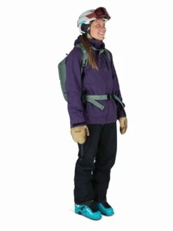 Osprey Kresta 20 -Camping Equipment Store Kresta20 F21 OnBody1 PineLeafGreen 1280x1280