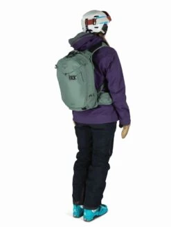 Osprey Kresta 20 -Camping Equipment Store Kresta20 F21 OnBody2 PineLeafGreen 1280x1280